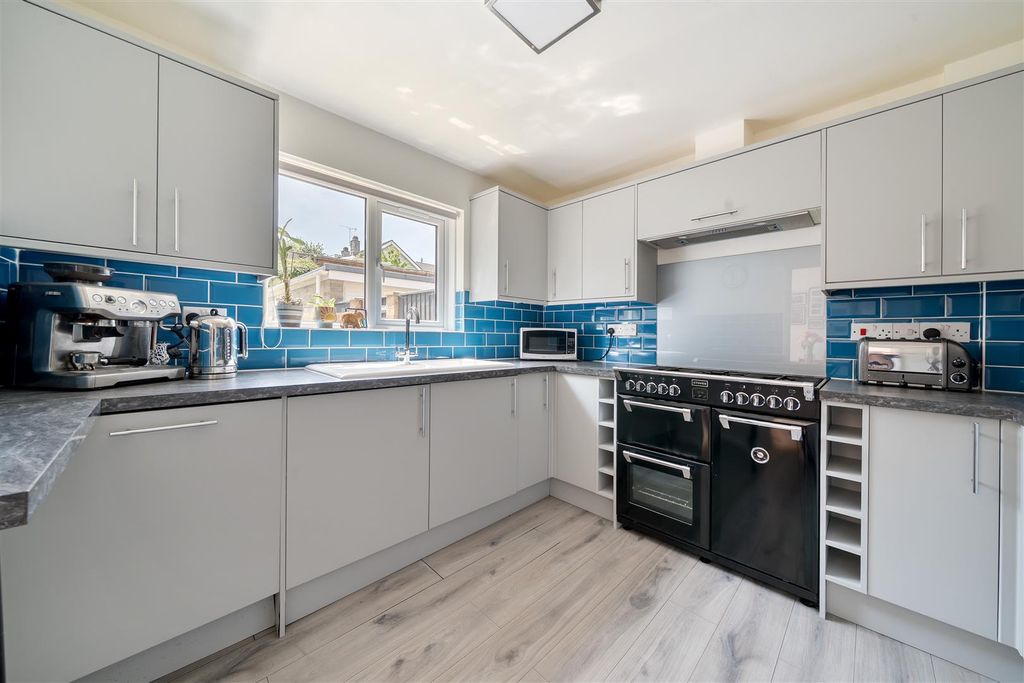 Property photo 3 of 16 Kitchen