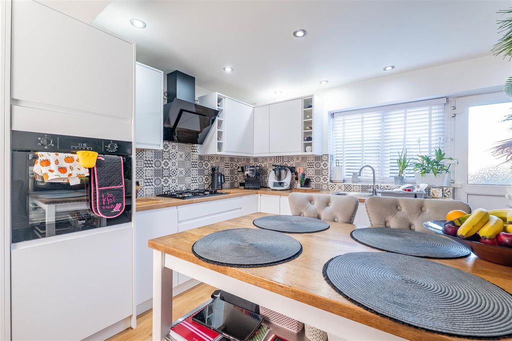 Property photo 3 of 20 Kitchen/Dining Room