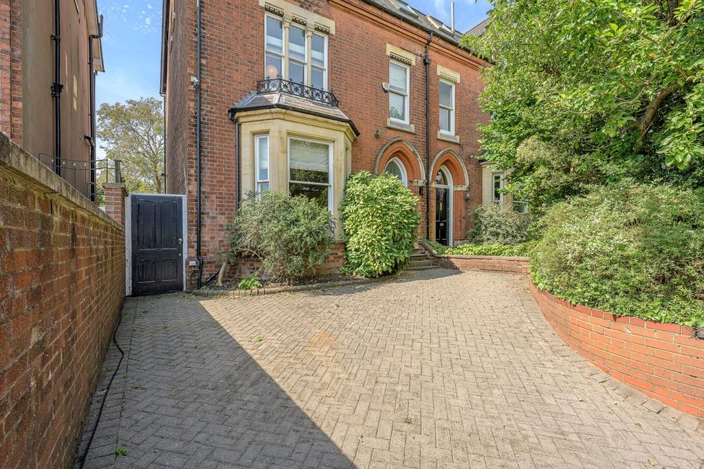 Property photo 1 of 41