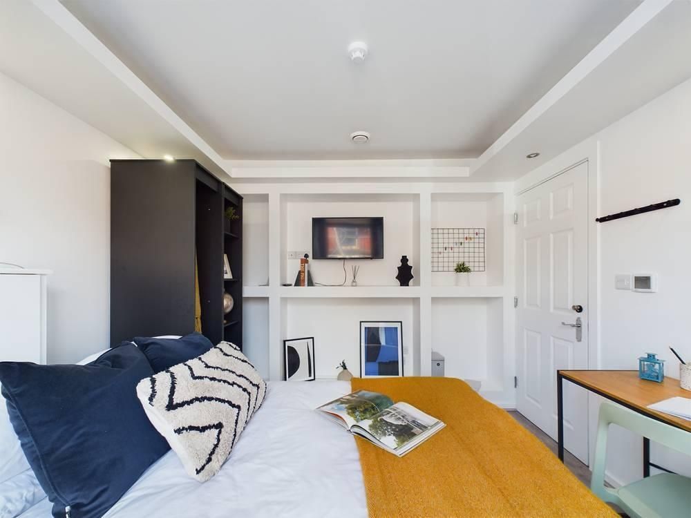 Property photo 2 of 10 Bright, Well-Presented Double Bedroom With A Comfo...