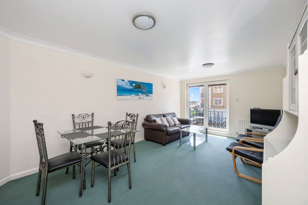 Property photo 2 of 14 Hamilton Court-013