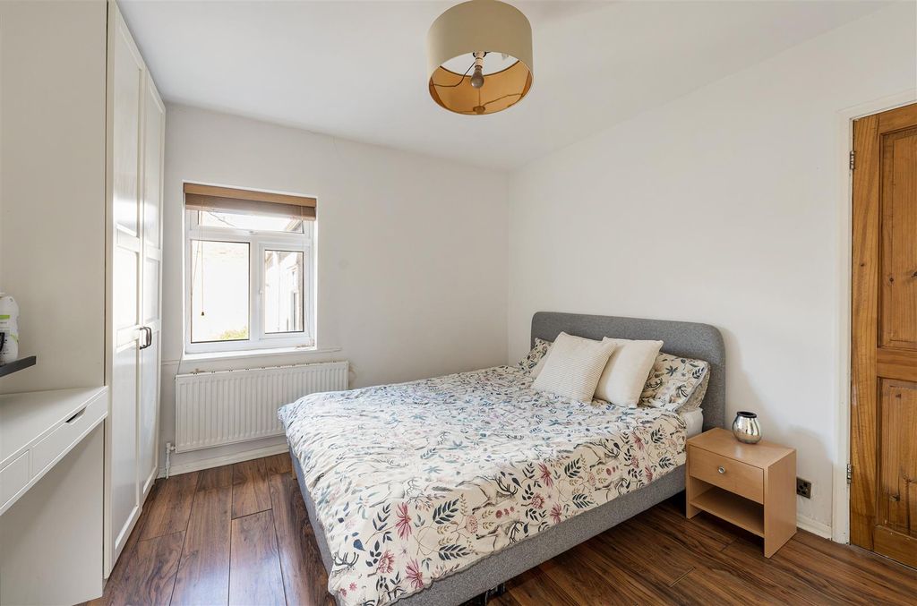 Property photo 3 of 27 Victoria Road, E17