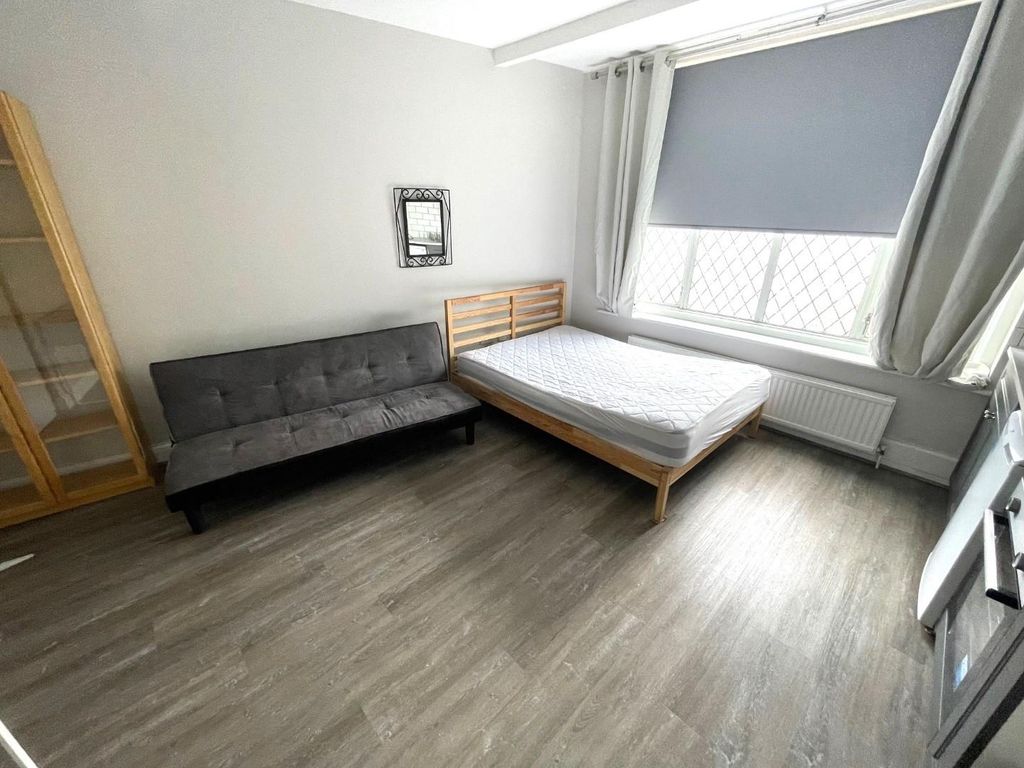 Property photo 3 of 5 Bed (1).Jpg