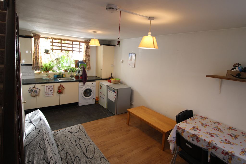 Property photo 1 of 8 Lovely One Bedroom Flat, Walking Distance To South Ealing Underground Station