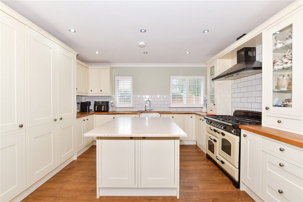 Property photo 2 of 19 Kitchen