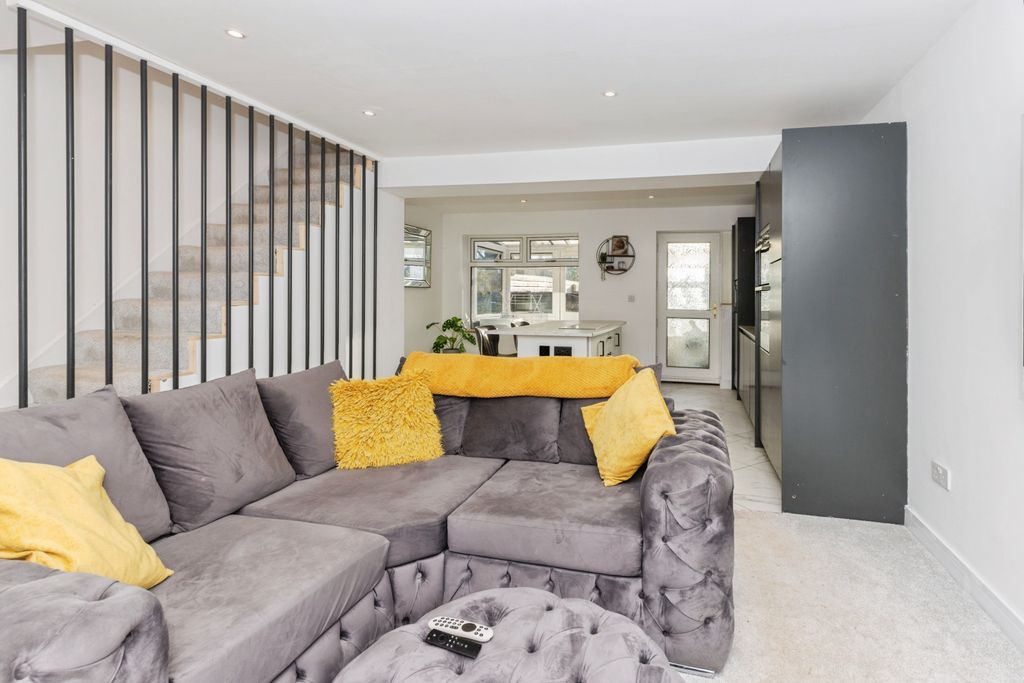 Property photo 3 of 21 Lounge / Kitchen