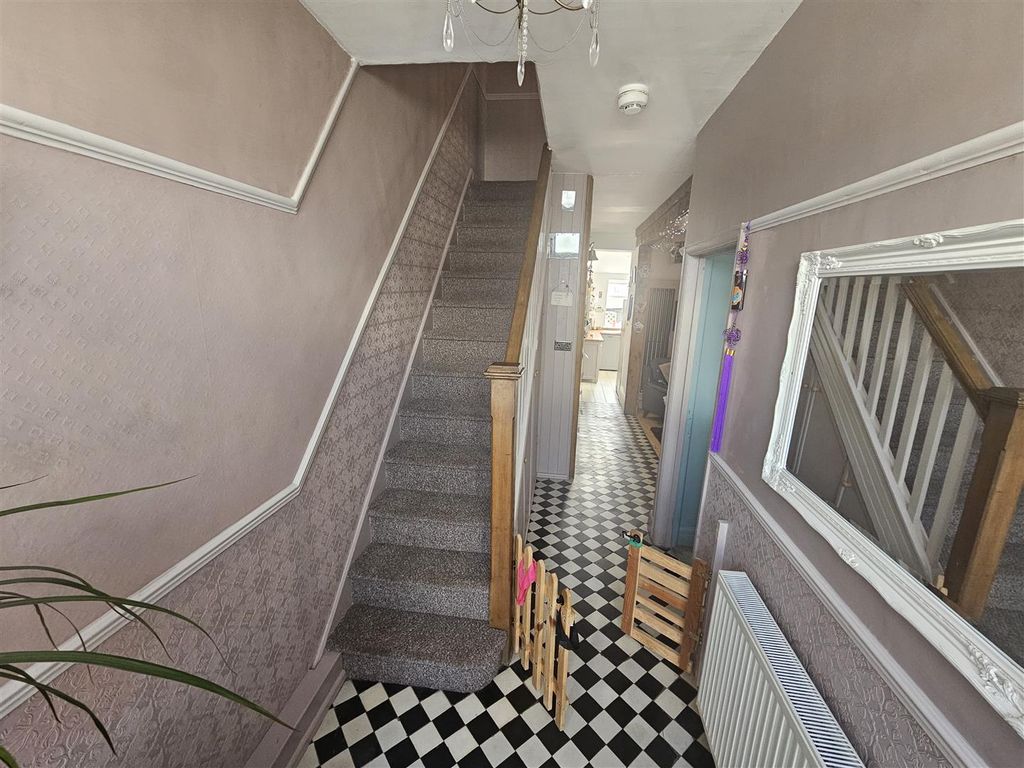 Property photo 2 of 24 Entrance Hall
