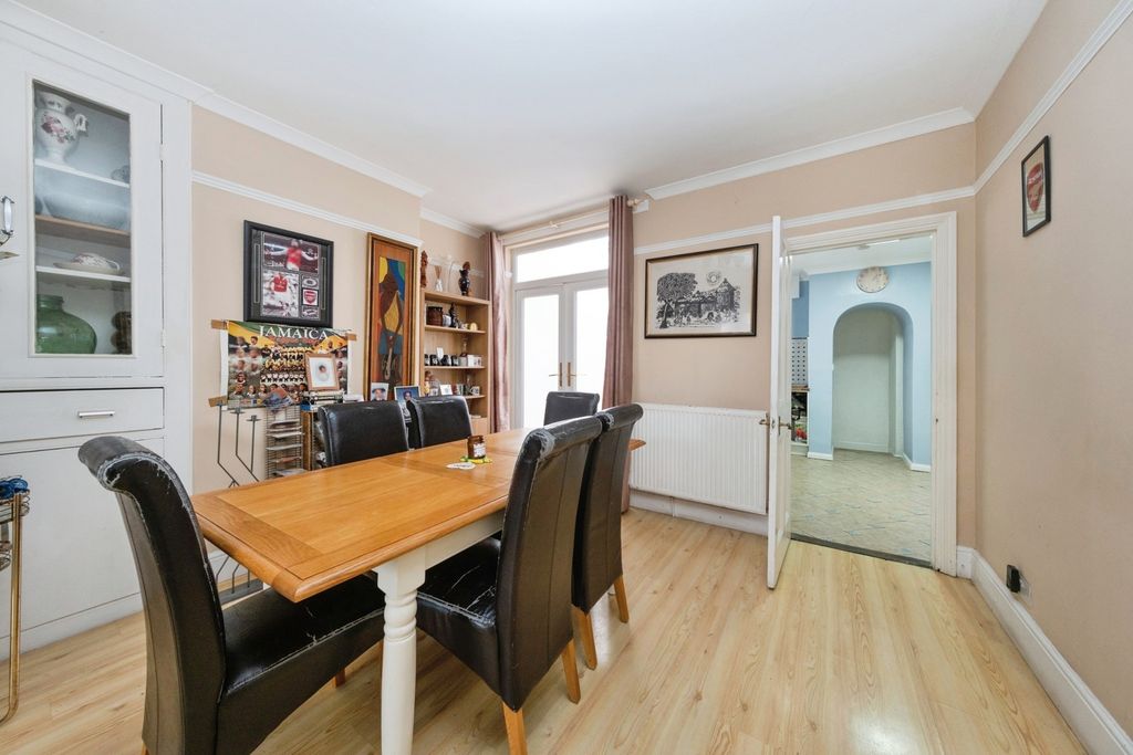 Property photo 3 of 17 Photo