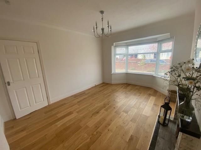 Property photo 3 of 13 1A Lisle Road Lounge 3.Jpg