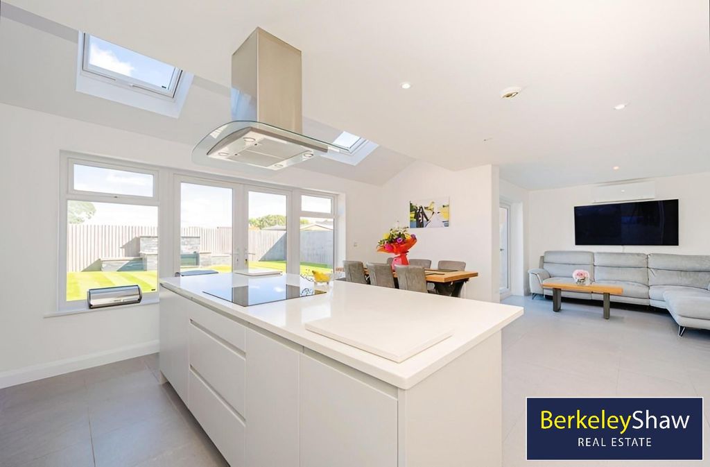 Property photo 3 of 33 Stoneleigh Park, Thornton