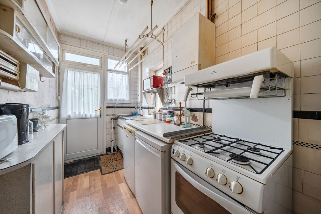 Property photo 3 of 11 Kitchen