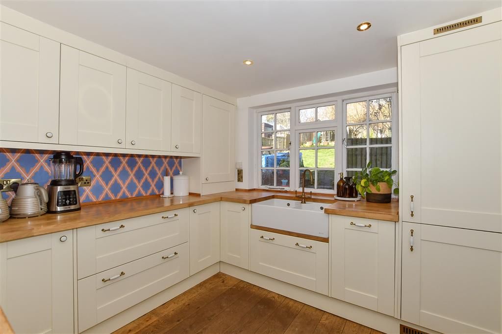 Property photo 1 of 11 Kitchen