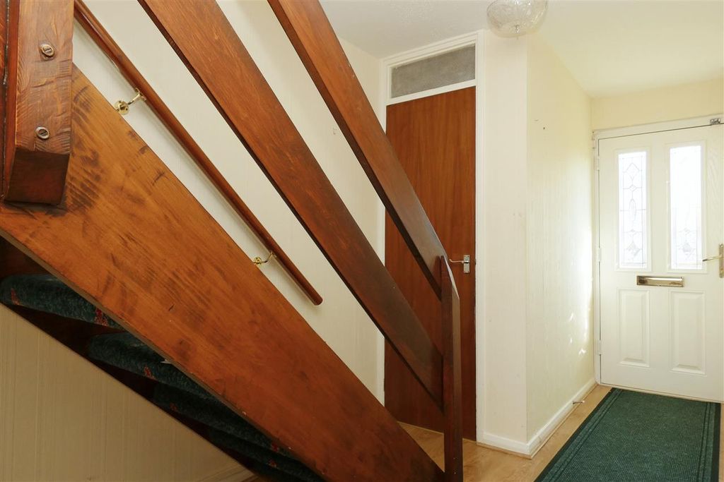 Property photo 3 of 18 Entrance Hall