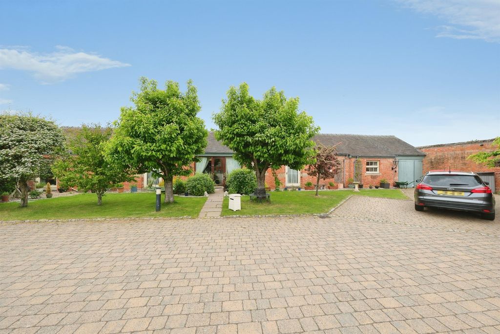 4 bed barn conversion for saleHome Farm Courtyard, Castle Donington, Derby DE74 photo 4