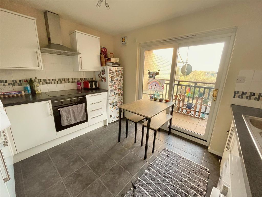 Property photo 2 of 9 Kitchen