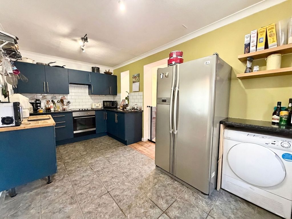 Property photo 3 of 16 Kitchen