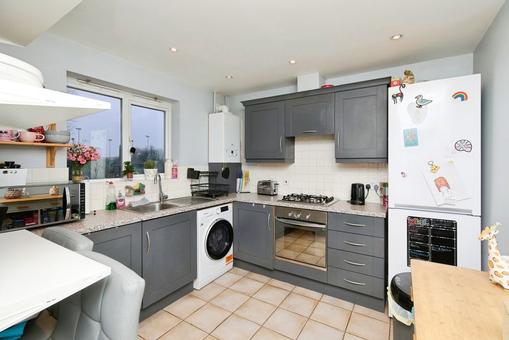 Property photo 3 of 19 Kitchen