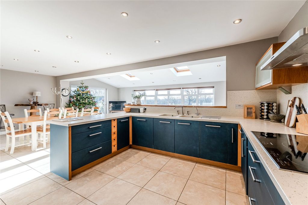 Property photo 2 of 29 Picture No. 26