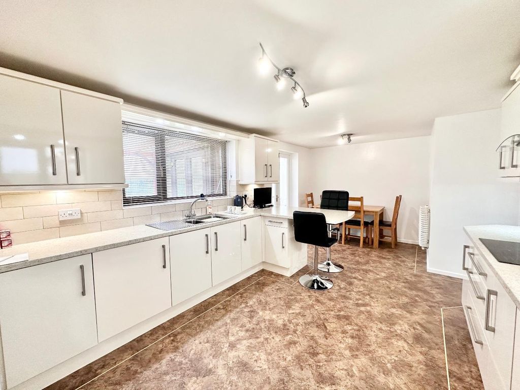 Property photo 3 of 22 Dining Kitchen