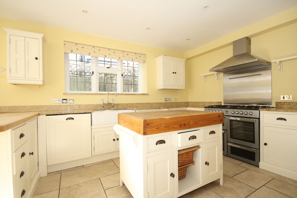 Property photo 3 of 11 Kitchen