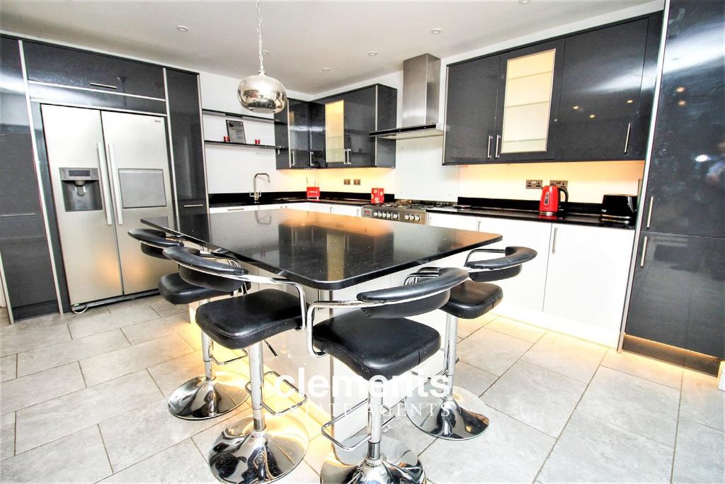 Property photo 2 of 18