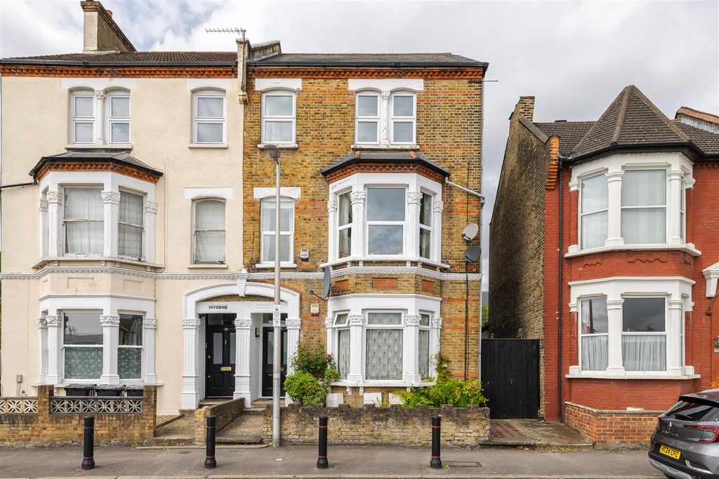 Property photo 1 of 24 Marlborough Road, E18