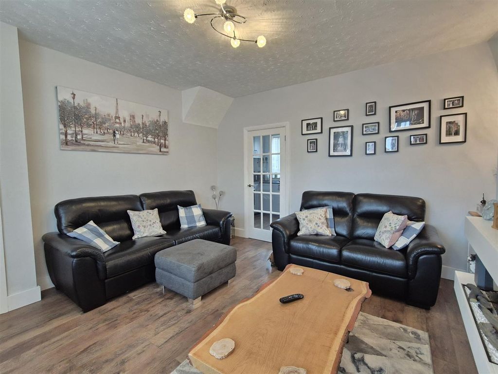 Property photo 2 of 16 Lounge