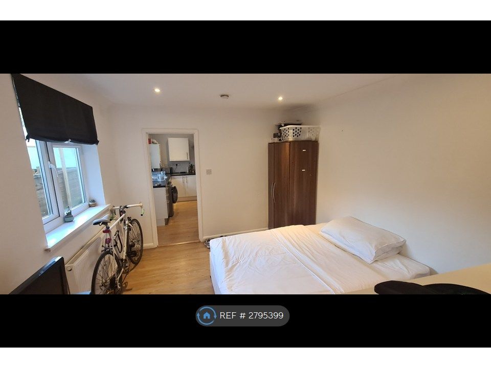 Property photo 2 of 8 Bedroom Now Has New Flooring & Radiator