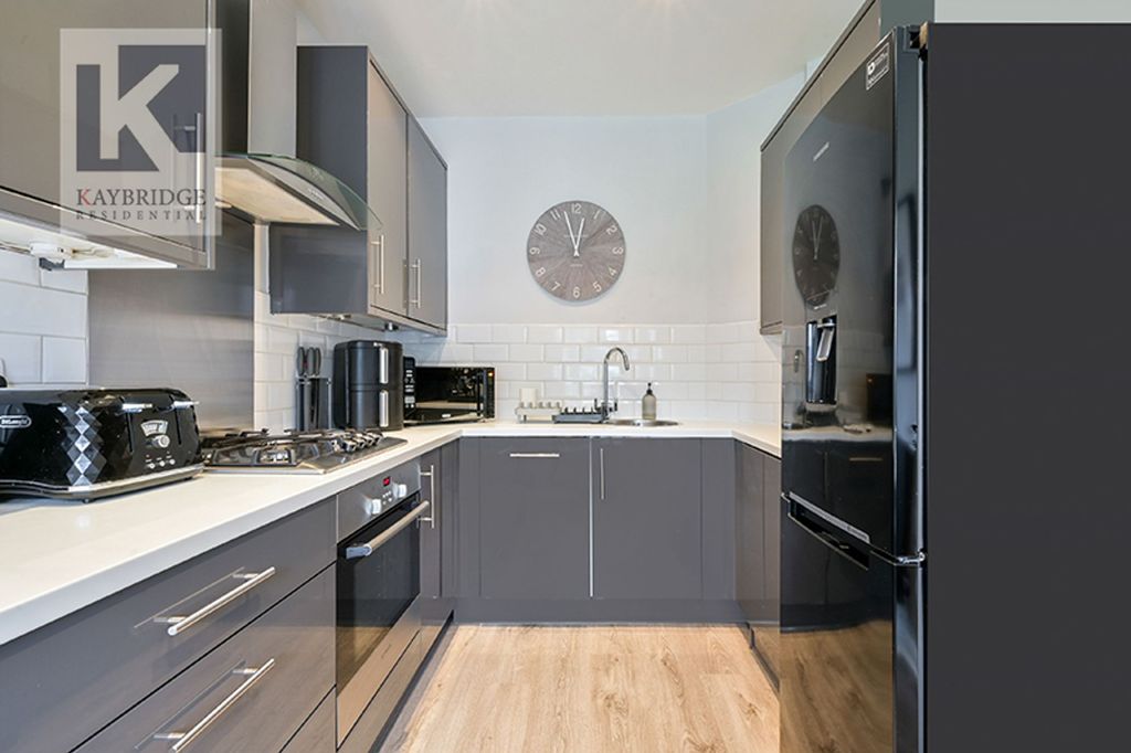 Property photo 3 of 19 Silvergate Ruxley Lane, Epsom - Kt19 9Gz