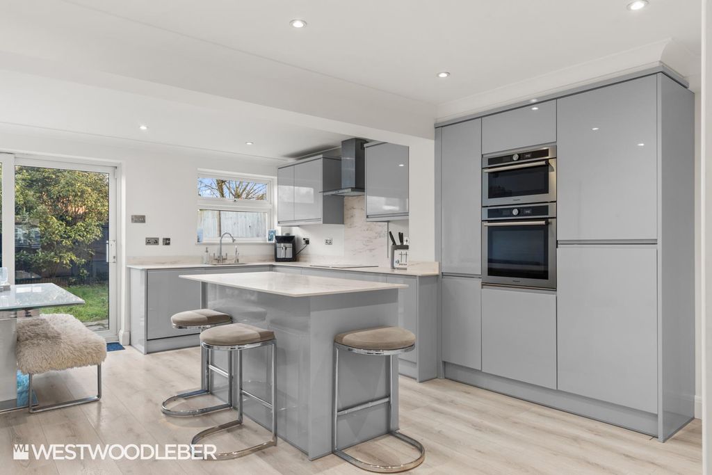 Property photo 3 of 24 Woolmansclose_8 Updated.Jpg