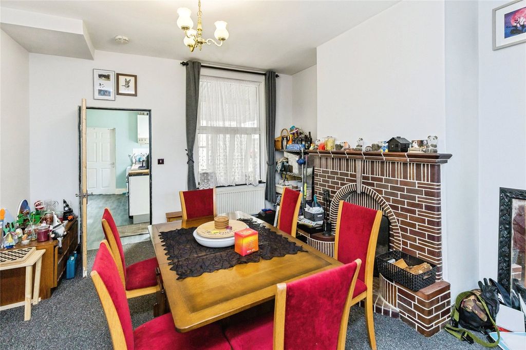 Property photo 3 of 17 Living/ Dining Room