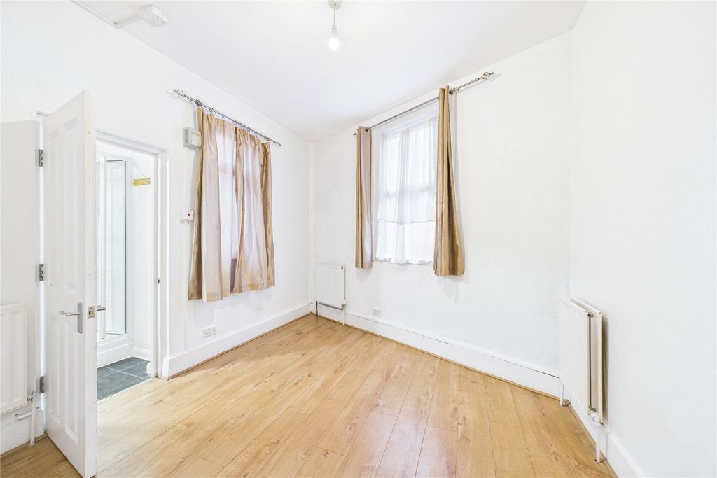 Property photo 3 of 6 Bedroom