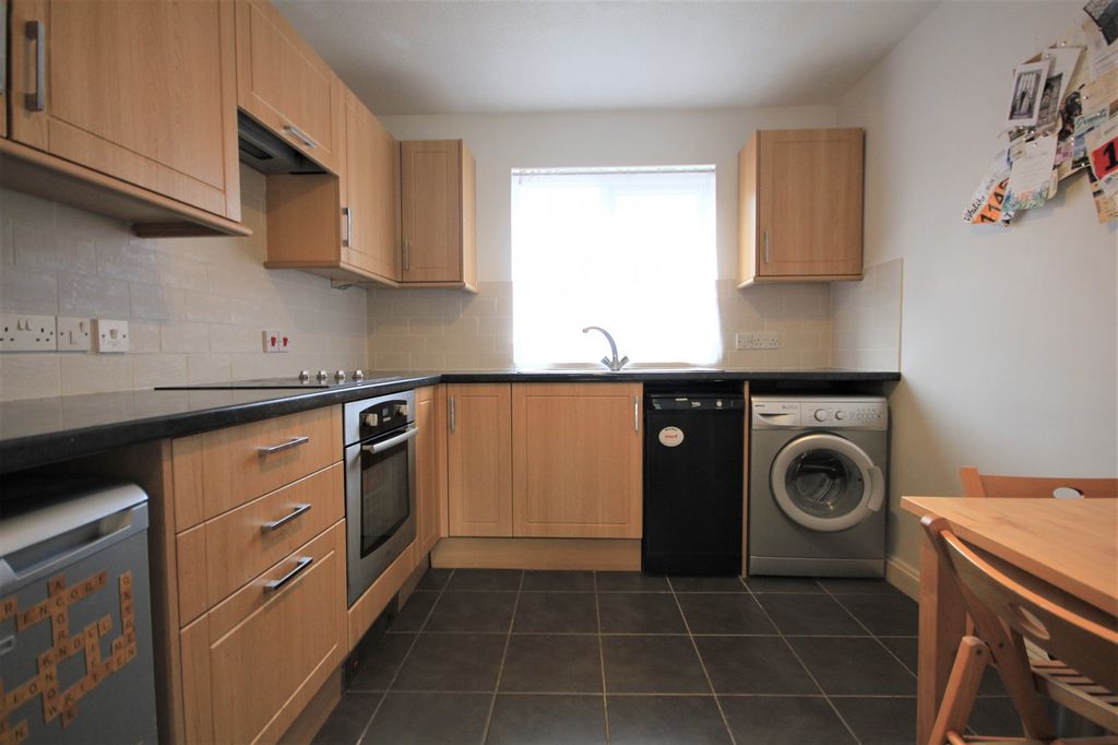Property photo 2 of 7 Kitchen