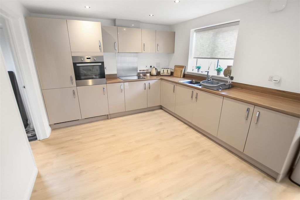 Property photo 2 of 14 Kitchen/Dining Room
