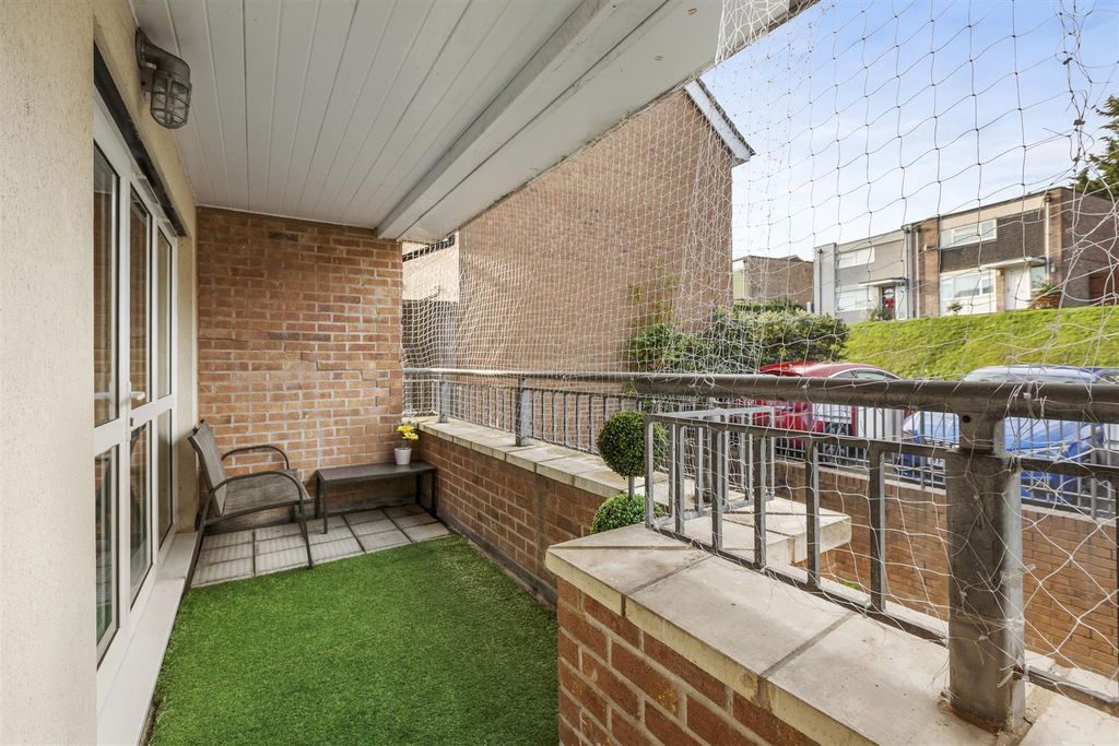 Property photo 2 of 11 118 St Hughs Ave, Hp13 7Tz-10.Jpg