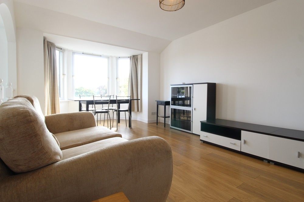 Property photo 1 of 9 Lounge