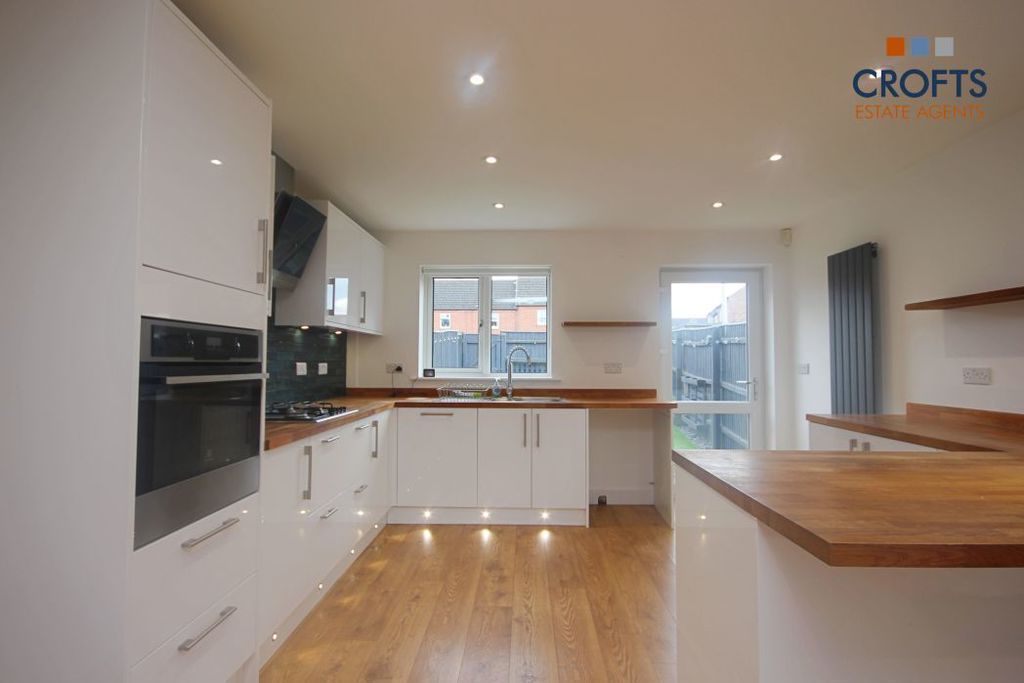 Property photo 3 of 11 Kitchen