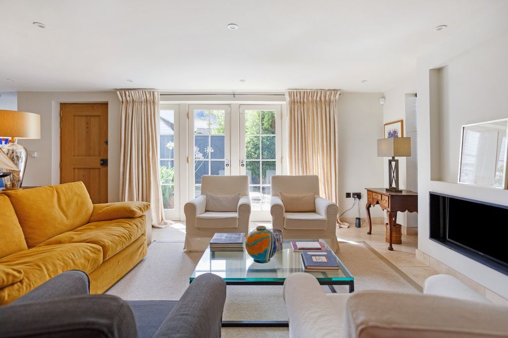 Additional image 4 of 1 bed mews for saleEast Street, Petworth, West Sussex GU28