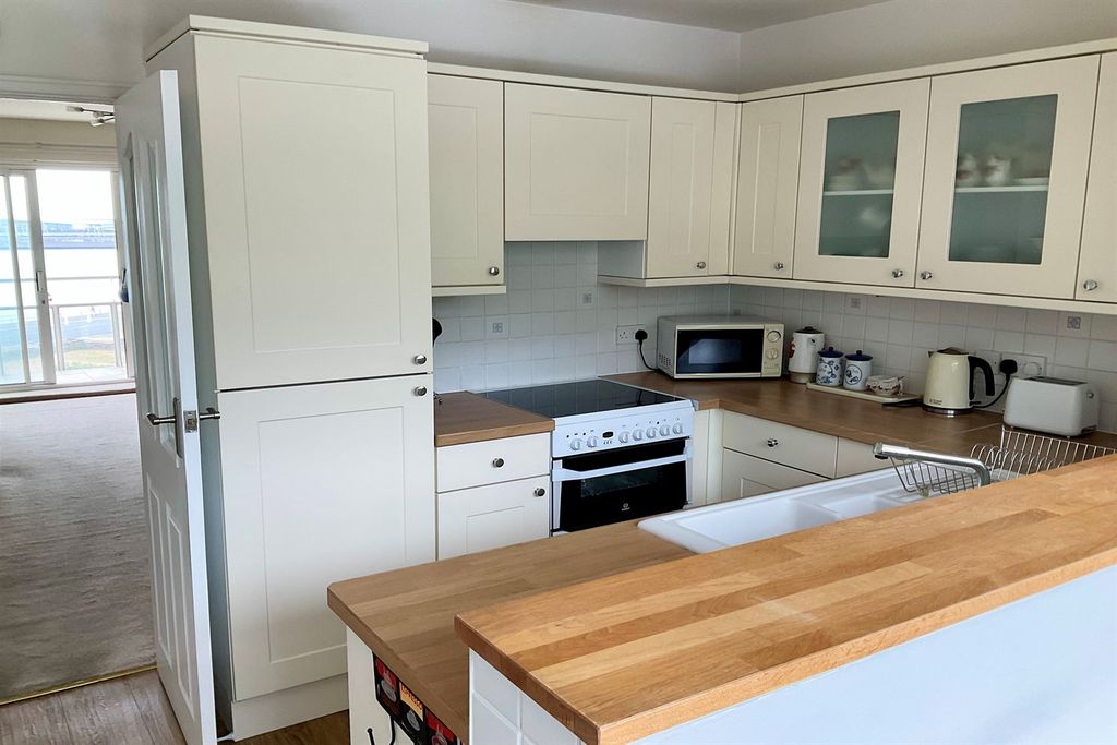 3 bed flat for saleThe Gateway, Dover CT16 photo 5