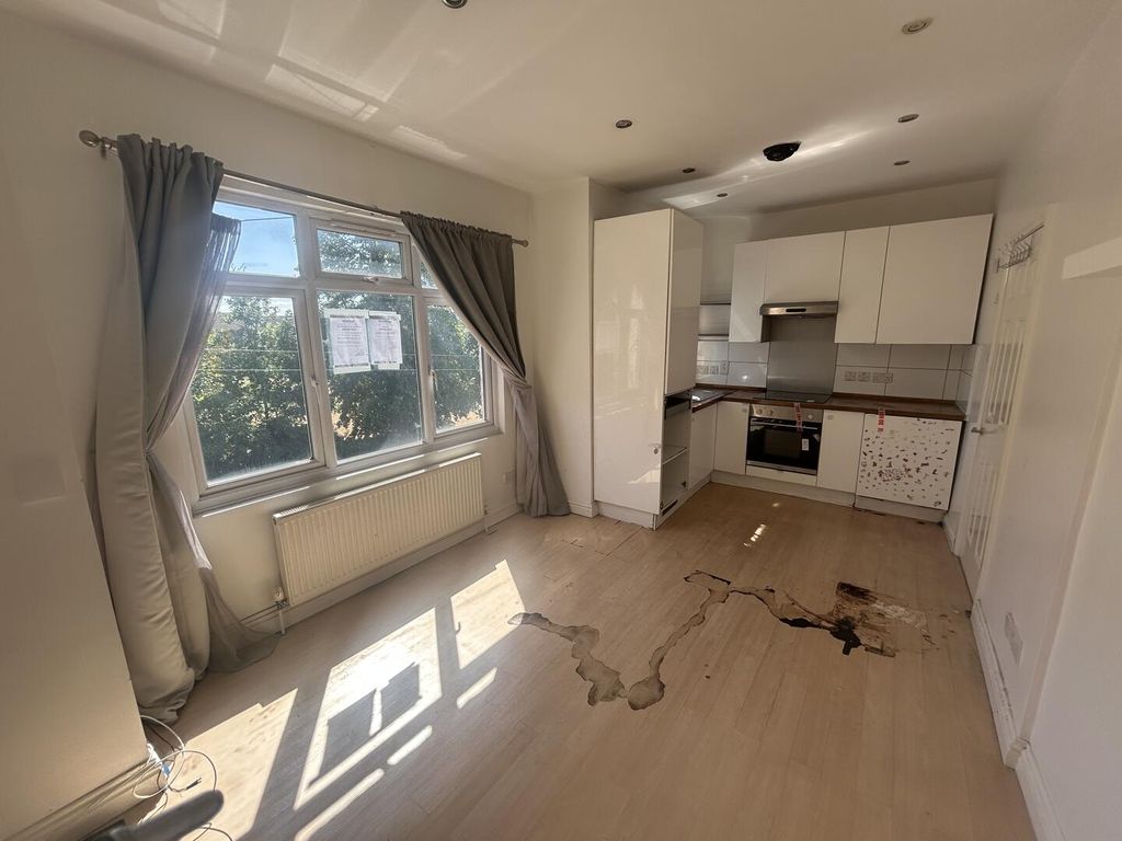 Property photo 2 of 6 Kitchen