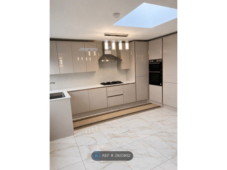 Property photo 2 of 11 Kitchen