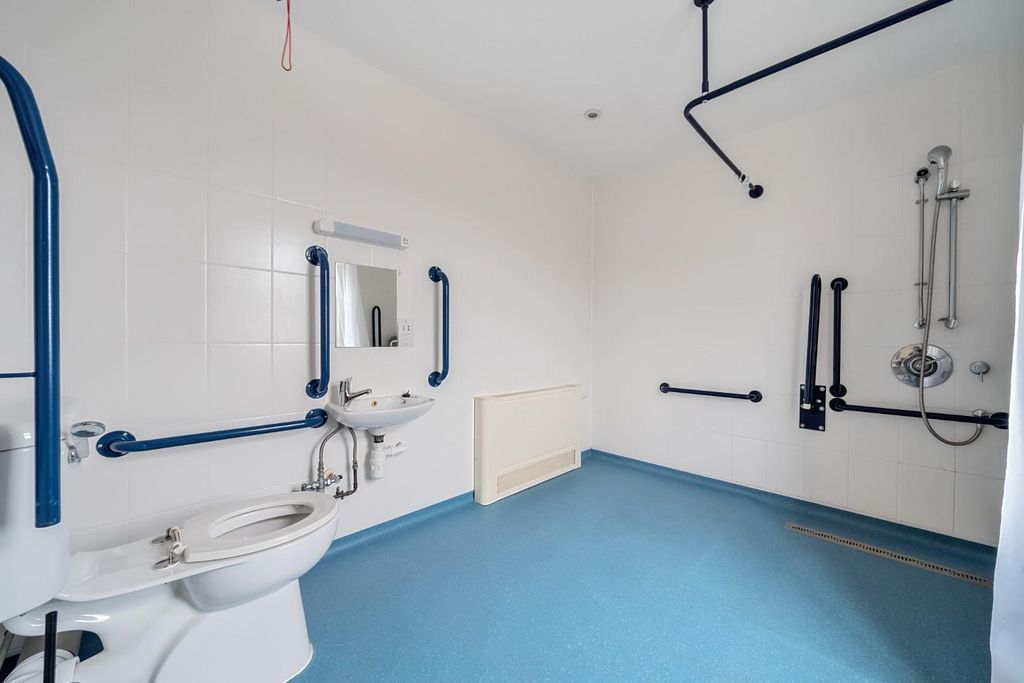 Property photo 2 of 8 Pen F3 Accessible Shower Room  6763757320313-12268