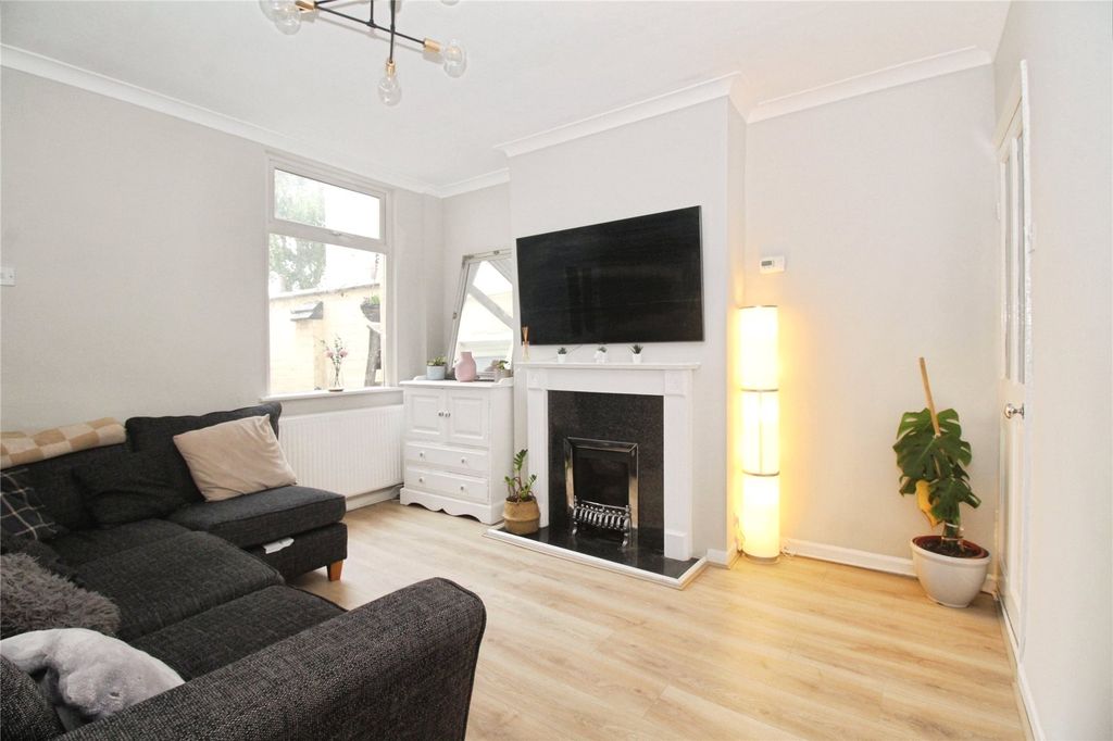 Property photo 3 of 8 Lounge