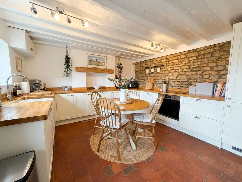 Property photo 2 of 11 Kitchen