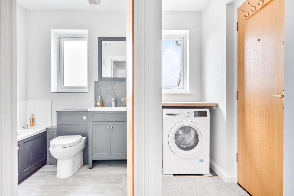 Property photo 2 of 20 Bathroom