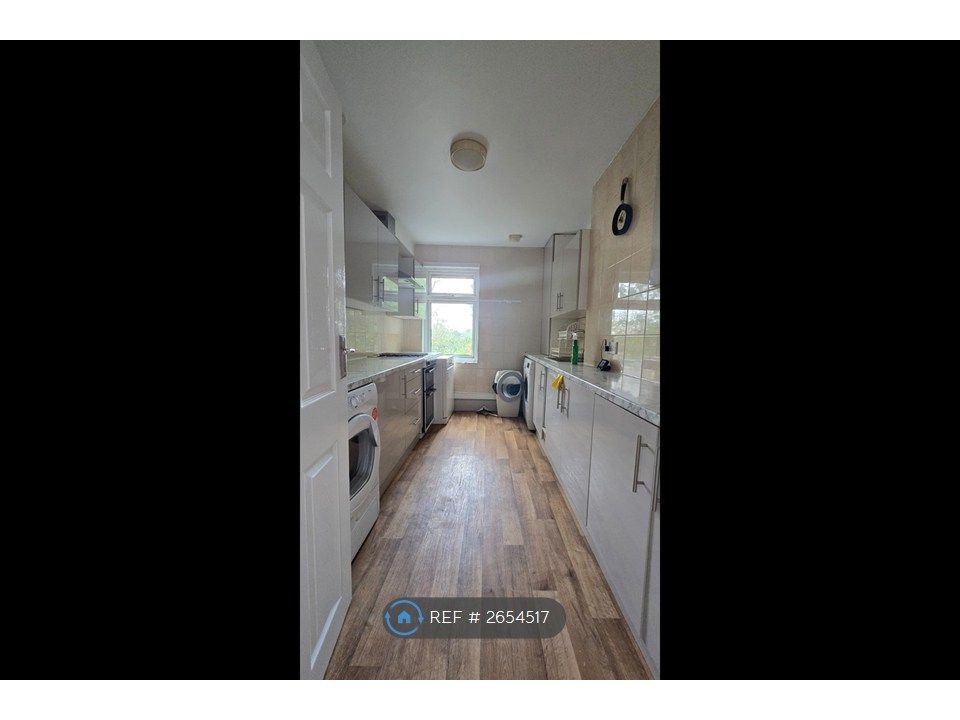 Property photo 3 of 8 Kitchen