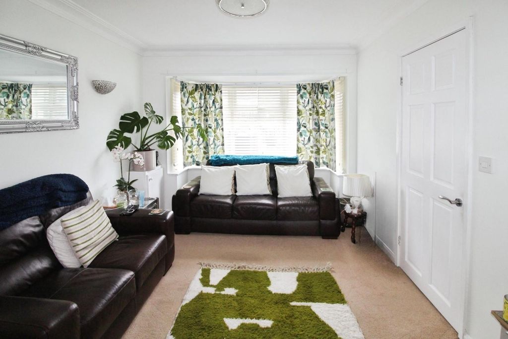 Property photo 3 of 7 Lounge