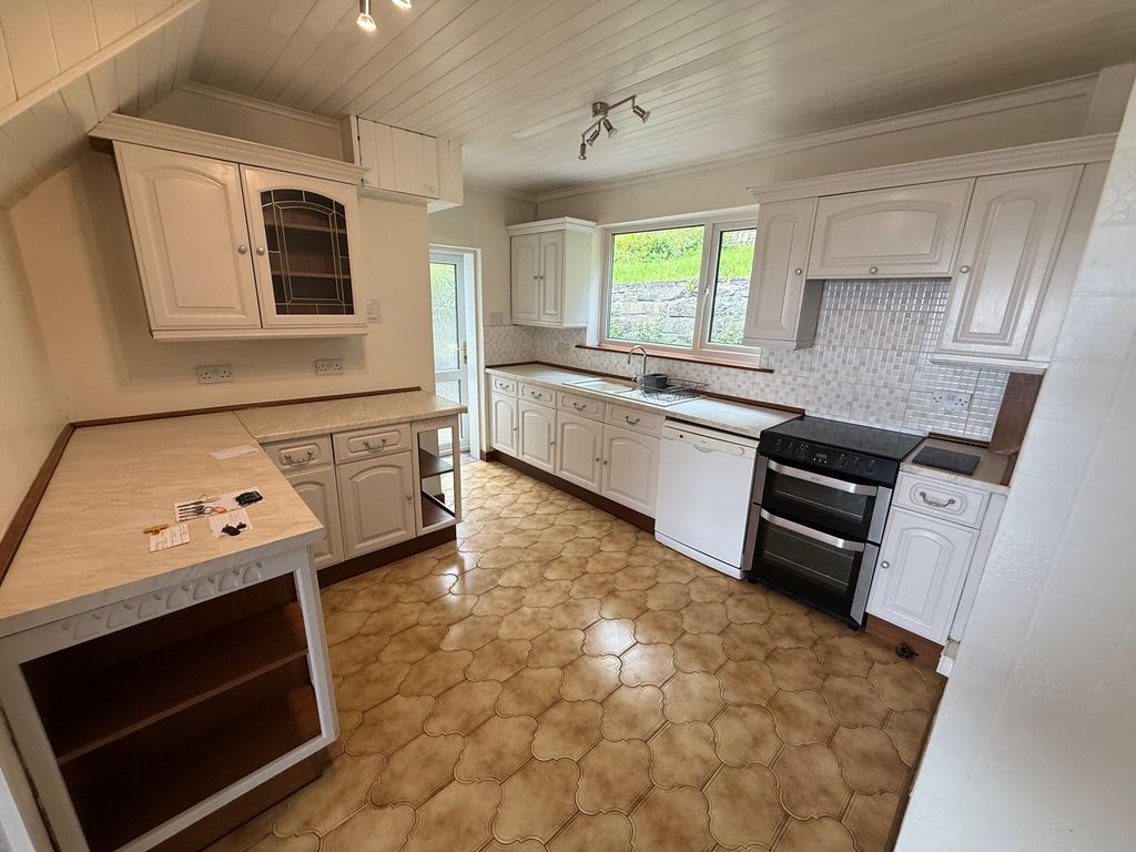 Property photo 3 of 17 Kitchen