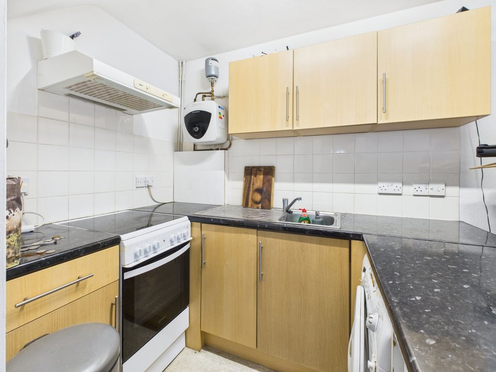 Property photo 3 of 10 Kitchen