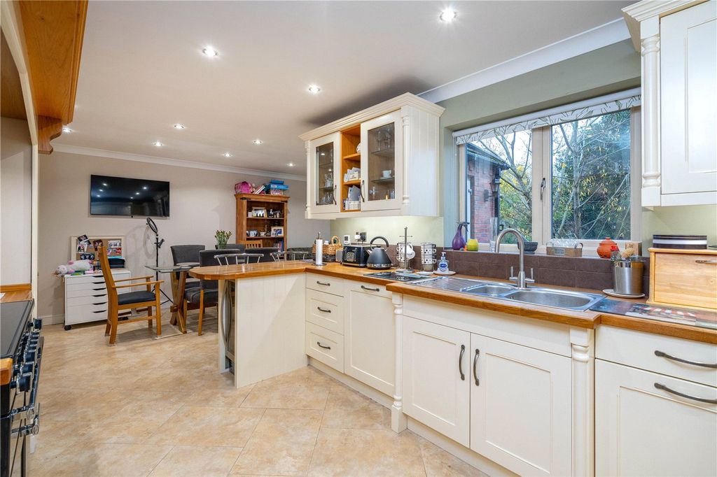 Property photo 2 of 17 Picture No. 12